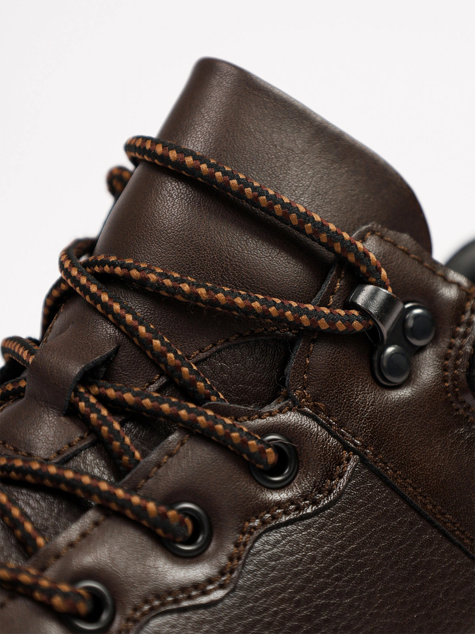 Ботинки коричневого цвета на низкой рельефной подошве